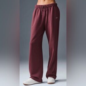 NWT ALO Yoga Accolade Straight Leg Sweatpants in Burgundy Truffle - Size Medium